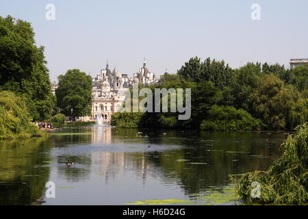 Bâtiments de Horse Guards Parade dans le centre de Londres, vu de l'autre côté du lac à St James' Park. Banque D'Images