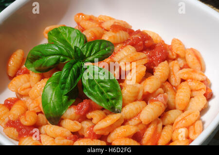 Les pâtes de garnir de feuilles de basilic gnocchi sarde ( ) Banque D'Images