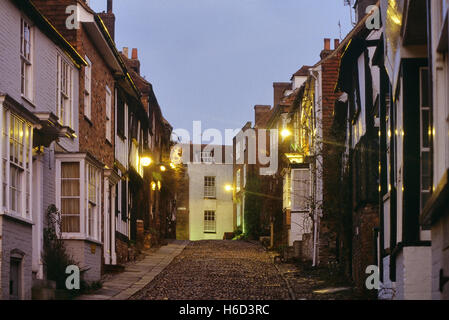 Rue Mermaid au crépuscule. Seigle. East Sussex. Angleterre. ROYAUME-UNI Banque D'Images