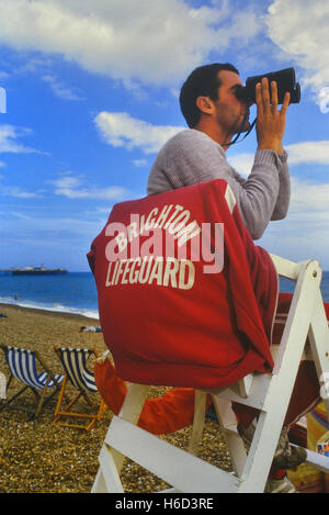 Brighton lifeguard en devoir. East Sussex. L'Angleterre. UK. Circa 1980 Banque D'Images