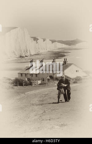 Les falaises de Seven Sisters et la plage de Cuckmere Haven, vues depuis le sentier Seaford Head, qui passe devant une terrasse de chalets de garde-côtes. East Sussex. Angleterre Banque D'Images
