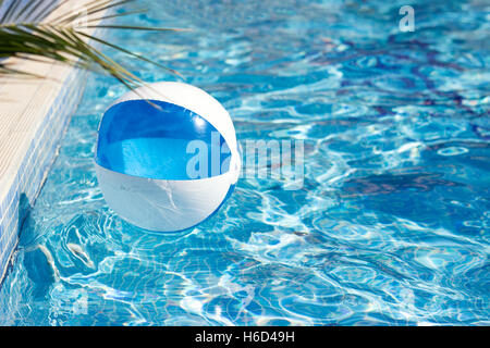 Balle dans la piscine Banque D'Images