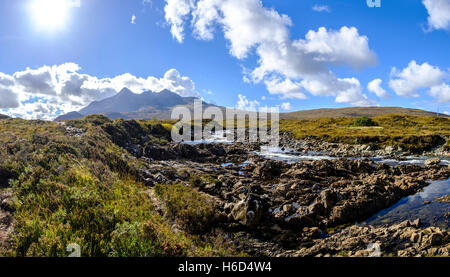 Soleil sur River Sligachan circulant dans beau paysage Île de Skye en Ecosse avec la spectaculaire pics des Cuillin Banque D'Images