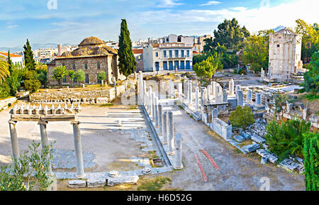 L'Agora romaine avec la Mosquée de Fethiye sur la gauche et la Tour des Vents sur le côté droit, Athènes, Grèce. Banque D'Images