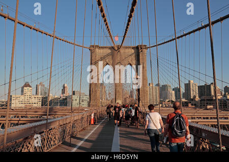 Visiteurs sur le pont de Brooklyn aux piétons (voir vers Brooklyn) au milieu de la rivière East, Manhattan, New York. Banque D'Images