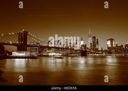 Noir & blanc Sépia vue du pont de Brooklyn, le soir de la rue principale de Park, Dumbo, Brooklyn, NY, United States. Banque D'Images