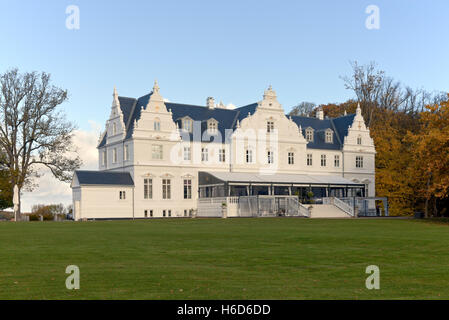 Kokkedal Castle un château-hôtel de Copenhague en couleurs automnales dans Kokkedal / Mikkelborg entre Copenhague et d'Elseneur. Banque D'Images