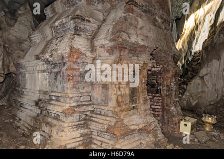 Structure en brique, VIIe siècle, intérieur, Phnom Chhnork, temple de la grotte hindoue, province de Kampot, Cambodge Banque D'Images