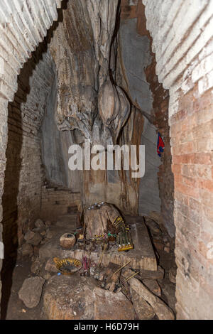 Structure en brique, VIIe siècle, intérieur, Phnom Chhnork, temple de la grotte hindoue, province de Kampot, Cambodge Banque D'Images