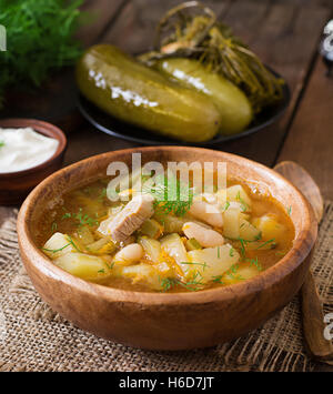 Soupe aux concombres et haricots dans le style ukrainien Banque D'Images