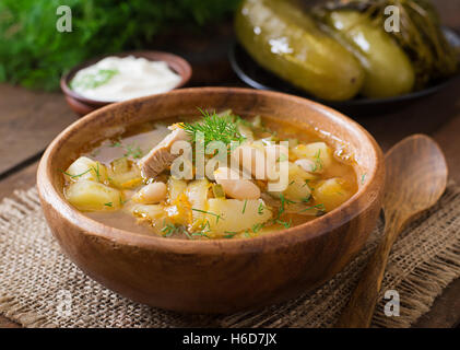 Soupe aux concombres et haricots dans le style ukrainien Banque D'Images