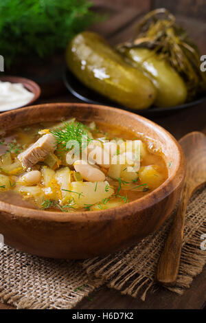 Soupe aux concombres et haricots dans le style ukrainien Banque D'Images