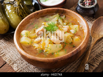 Soupe aux concombres et haricots dans le style ukrainien Banque D'Images