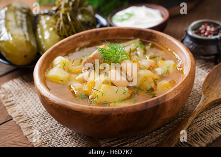 Soupe aux concombres et haricots dans le style ukrainien Banque D'Images