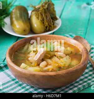 Soupe aux concombres et haricots dans le style ukrainien Banque D'Images