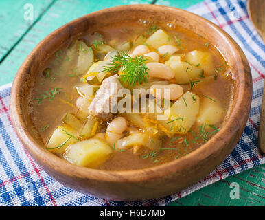 Soupe aux concombres et haricots dans le style ukrainien Banque D'Images