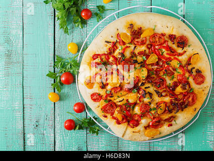 Focaccia italienne avec des tomates, poivrons et oignons Banque D'Images