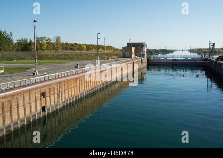 USA & Canada border. Saint Lawrence Seaway, un système d'écluses, de canaux et de satellite au Canada et aux États-Unis. Banque D'Images