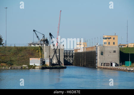 USA & Canada border. Saint Lawrence Seaway, un système d'écluses, de canaux et de satellite au Canada et aux États-Unis. Banque D'Images
