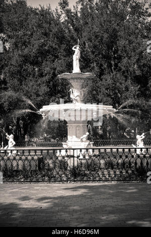 L'inspiration et la statuaire parisien fantaisiste fontaine monument à Forsyth Park dans le centre-ville historique de Savannah, GA Banque D'Images