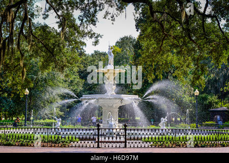 L'inspiration et la statuaire parisien fantaisiste fontaine monument à Forsyth Park dans le centre-ville historique de Savannah, GA Banque D'Images