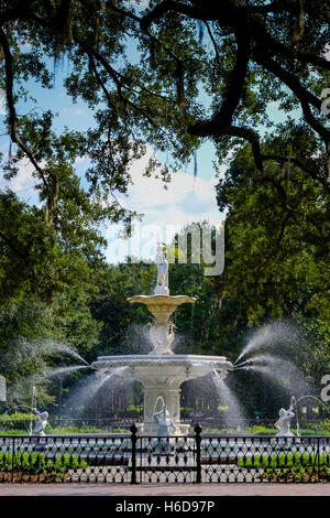 L'inspiration et la statuaire parisien fantaisiste fontaine monument à Forsyth Park dans le centre-ville historique de Savannah, GA Banque D'Images