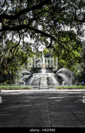 L'inspiration et la statuaire parisien fantaisiste fontaine monument à Forsyth Park dans le centre-ville historique de Savannah, GA Banque D'Images