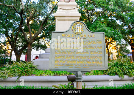 Une plaque de bronze dans la région de Wright Square-s par le dernier gouverneur royal, tout comme monument de Gordon et de Tomochichi, Savannah, GA Banque D'Images