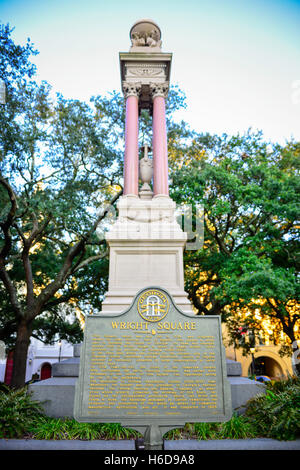 Une plaque de bronze dans la région de Wright Square-s par le dernier gouverneur royal, tout comme grand monument de William Gordon, Savannah, GA Banque D'Images