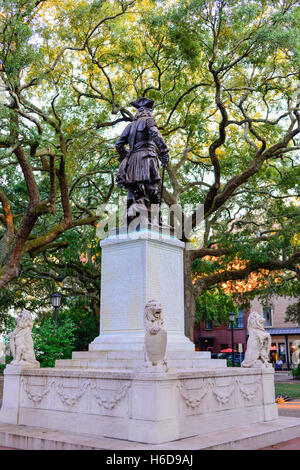 Statue en bronze de fondateur de la colonie de Géorgie en 1733, James Oglethorpe, est la pièce maîtresse de Chippewa Square à Savannah, GA Banque D'Images