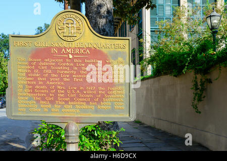 Une plaque de bronze marque la première Éclaireuse siège en Amérique latine 1912, à côté de la maison du fondateur, Juliette Low, à Savannah, GA Banque D'Images