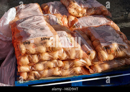 Sacs de pommes de terre à vendre à un marché de fermiers dans les régions rurales de l'angleterre Banque D'Images