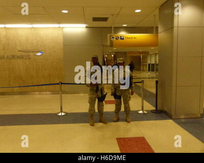 US Marine Corps armés de l'Unité de lutte contre le terrorisme le terminal British Airways de patrouille à l'Aéroport International John Fitzgerald Kennedy Banque D'Images