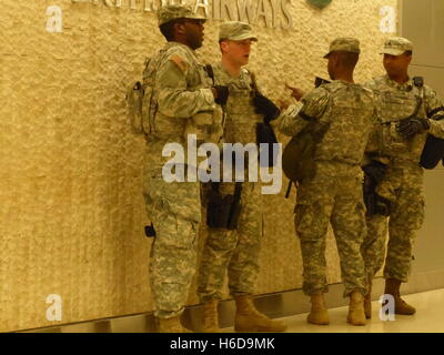 Les Forces armées américaines, les patrouilleurs de la Garde nationale, la protection des voies aériennes britanniques à l'Aéroport International JFK terminal Banque D'Images