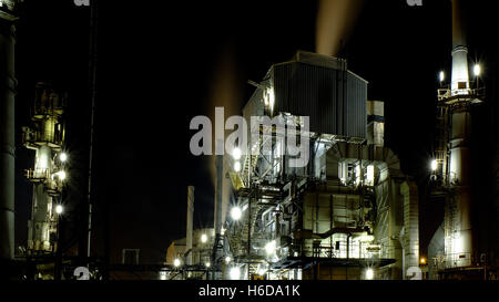 La raffinerie de pétrole building at night time Banque D'Images