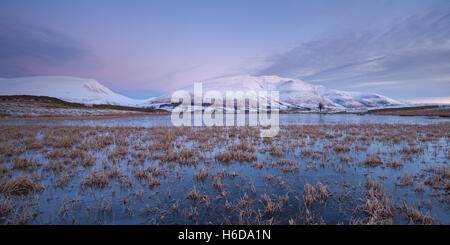 Image panoramique d'hiver de Skiddaw et Blencathra de Tewet Tarn au-dessus de Keswick, Lake District, Cumbria, Royaume-Uni Banque D'Images