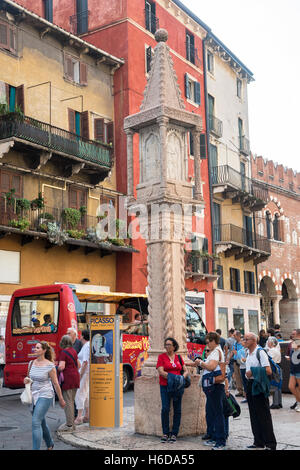 Tourisme Piazza delle Erbe : la belle place du marché, à Vérone, Italie du nord, région de la Vénétie, de l'Europe Banque D'Images