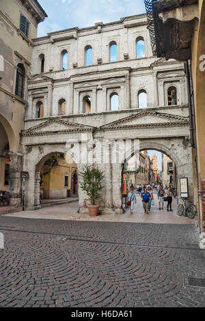 Porta Borsari est une ancienne porte romaine à Vérone, dans le nord de l'Italie, Vénétie, Europe Banque D'Images