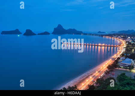 Le Golfe de Thaïlande à l'heure bleue, Prachuap Khiri Khan, Thaïlande Banque D'Images