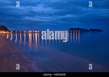 Le Golfe de Thaïlande à l'heure bleue, Prachuap Khiri Khan, Thaïlande Banque D'Images