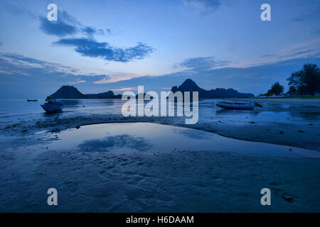 Le Golfe de Thaïlande à l'heure bleue, Prachuap Khiri Khan, Thaïlande Banque D'Images