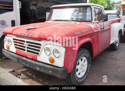 Vieille Dodge power wagon vu en Thailande Banque D'Images