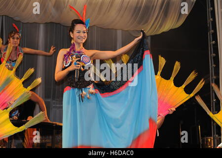 Chant & danse colorée au rendement Tawandang German microbrasserie, Bangkok, Thaïlande. © Kraig Lieb Banque D'Images