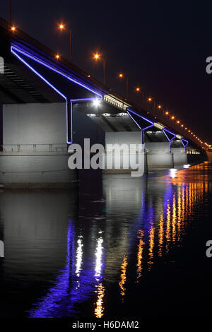 Le pont automobile à Perm. La Russie. Banque D'Images