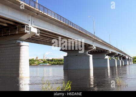 Le pont automobile par Kama en Perm. La Russie. Banque D'Images