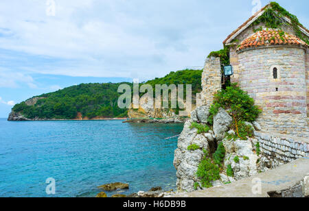 Les falaises sur la côte avec l'église médiévale, situé dans la ville-Citadelle de Budva, Monténégro. Banque D'Images