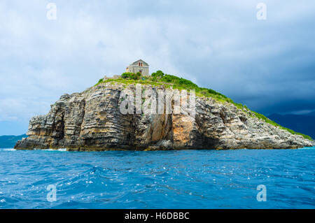 L'ancienne maison située sur la partie supérieure de l'île de Sveti Nikola rocailleux, Budva, Monténégro. Banque D'Images