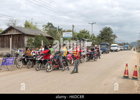 Embouteillage dû aux travaux de la route, N13, à l'extérieur de Namthoun, près de Pakmong, Laos Banque D'Images