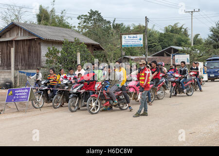 Embouteillage dû aux travaux de la route, N13, à l'extérieur de Namthoun, près de Pakmong, Laos Banque D'Images