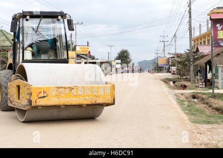 Embouteillage dû aux travaux de la route, N13, à l'extérieur de Namthoun, près de Pakmong, Laos Banque D'Images